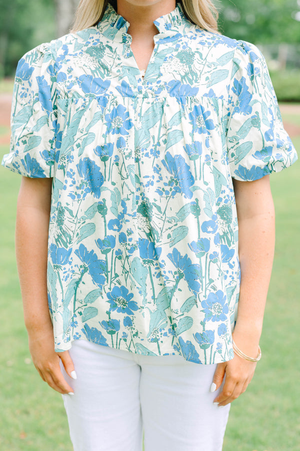 Plus Size blue and white floral cotton top with V-neckline and elastic bubble sleeves.