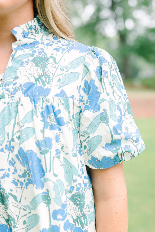 Plus Size blue and white floral cotton top with V-neckline and elastic bubble sleeves.