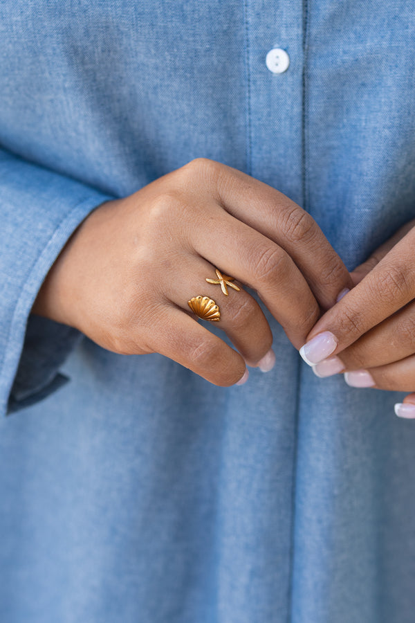 Chic Soul plus size clothing, gold open ring that has a seashell on one side and a starfish on the other side 