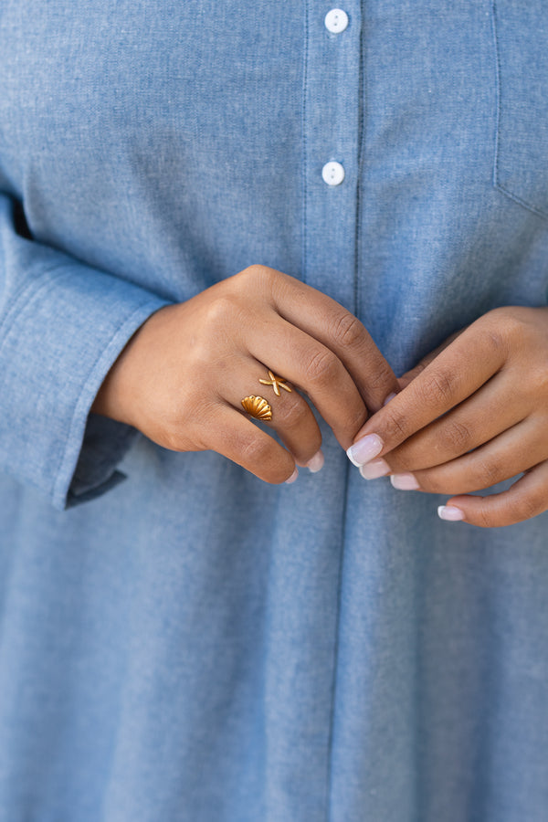 Chic Soul plus size clothing, gold open ring that has a seashell on one side and a starfish on the other side 