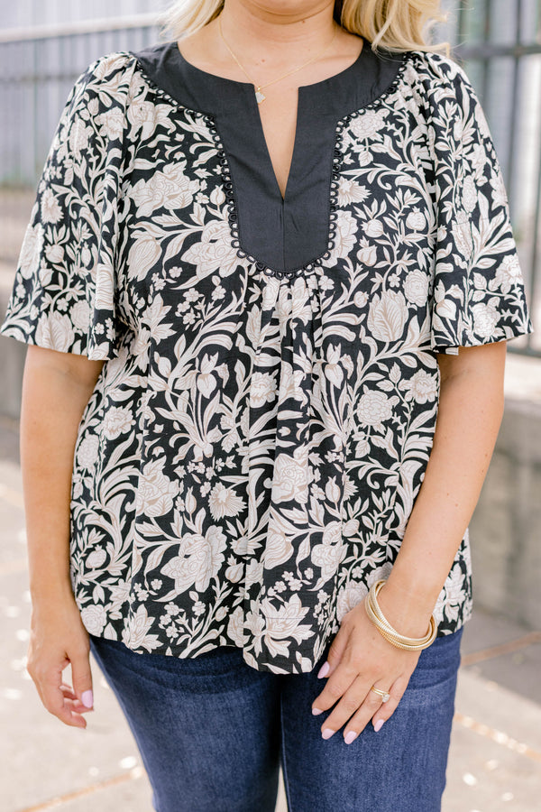 Chic Soul plus size clothing, black and white floral print short sleeve top with a v neckline 