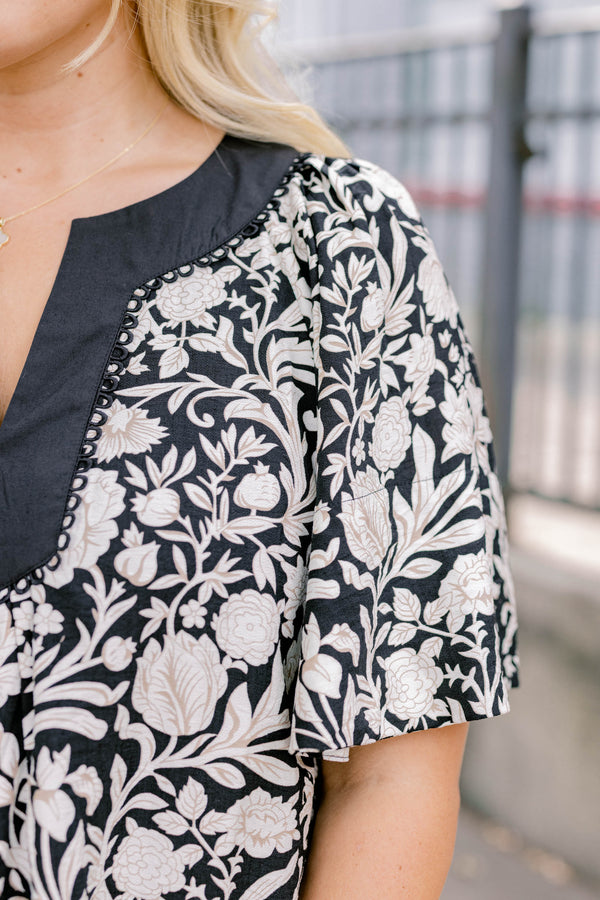 Chic Soul plus size clothing, black and white floral print short sleeve top with a v neckline 