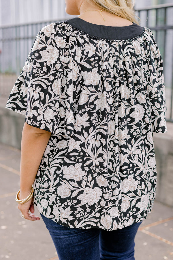Chic Soul plus size clothing, black and white floral print short sleeve top with a v neckline 