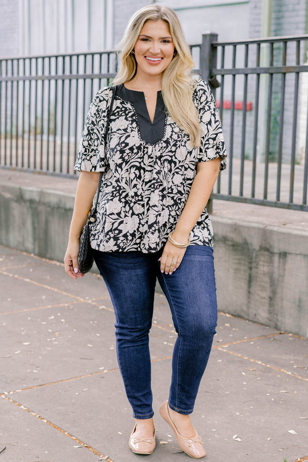 Chic Soul plus size clothing, black and white floral print short sleeve top with a v neckline 