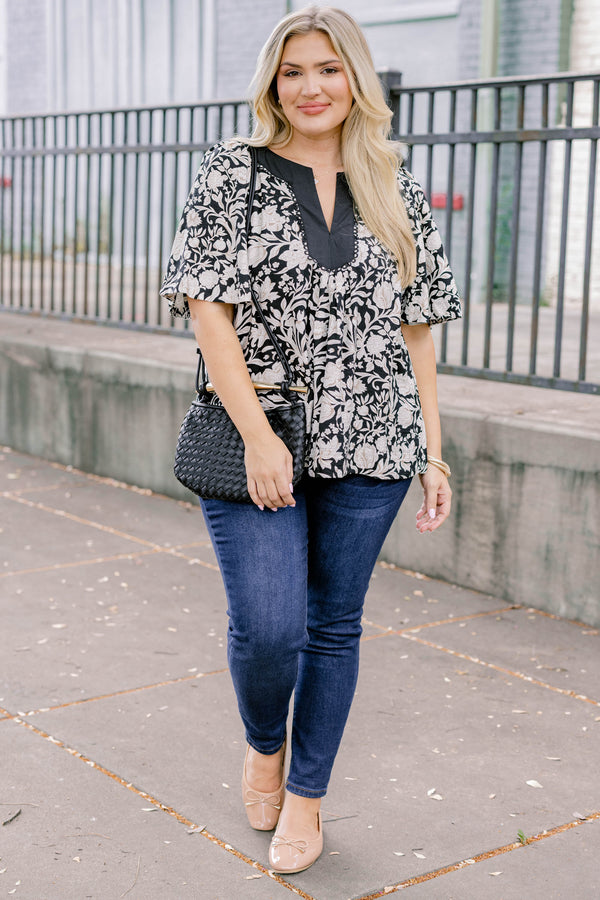 Chic Soul plus size clothing, black and white floral print short sleeve top with a v neckline 