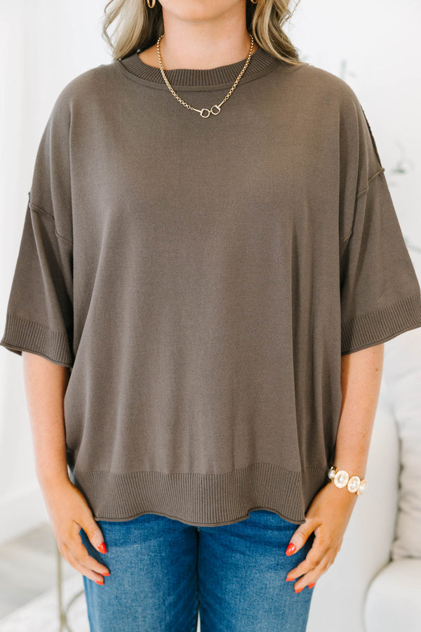 Plus Size brown short-sleeve knit sweater with a ribbed crew neck and relaxed dropped shoulders.