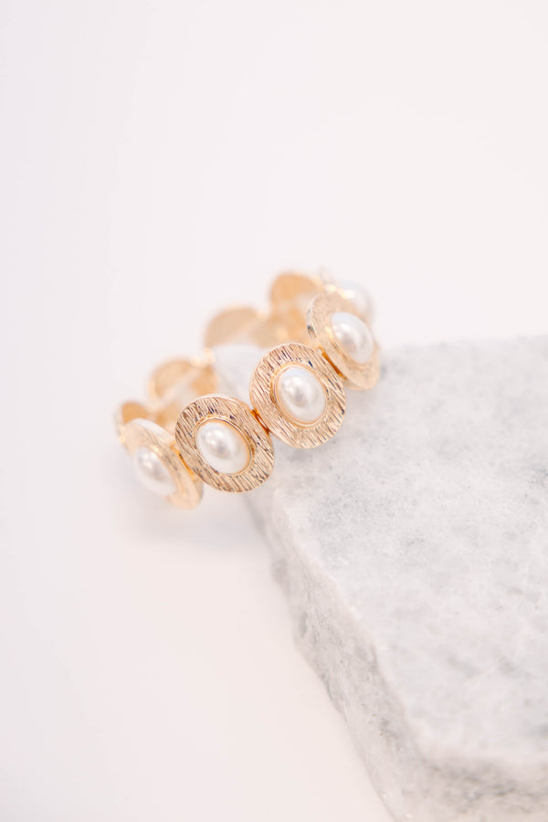 Plus Size gold textured oval link bracelet featuring white pearl centers.