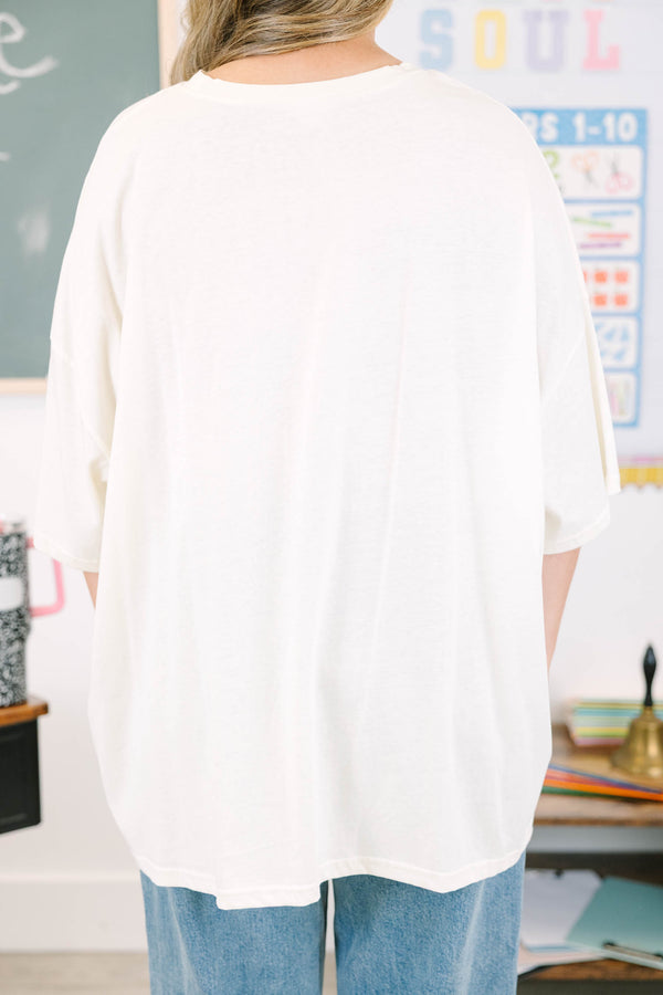 Plus Size ivory oversized boyfriend tee with a blue retro teacher graphic and daisy print jeans.