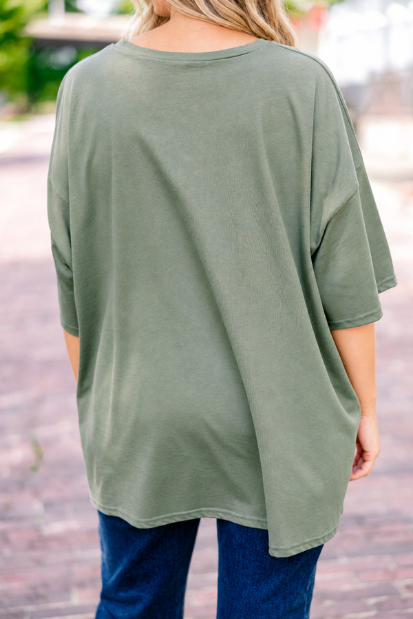 Chic Soul plus size clothing, Moss short sleeve graphic tee with a daisy graphic on the center of the shirt  