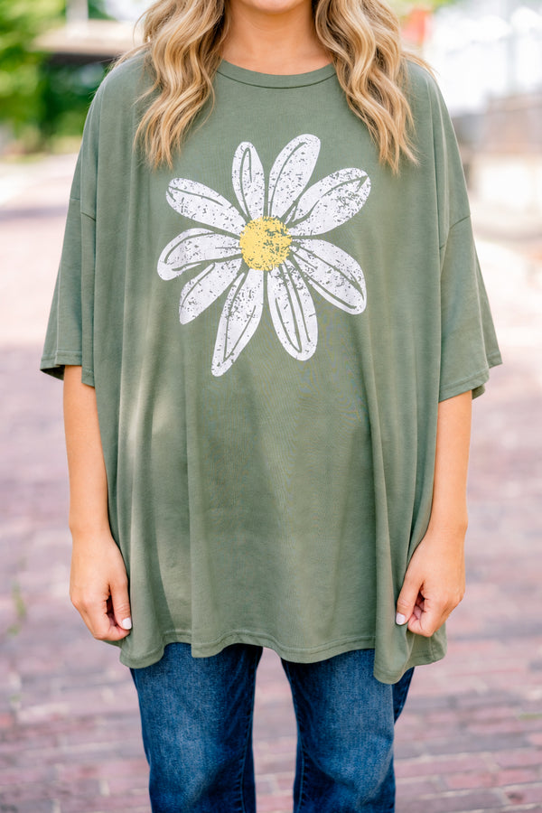Chic Soul plus size clothing, Moss short sleeve graphic tee with a daisy graphic on the center of the shirt  