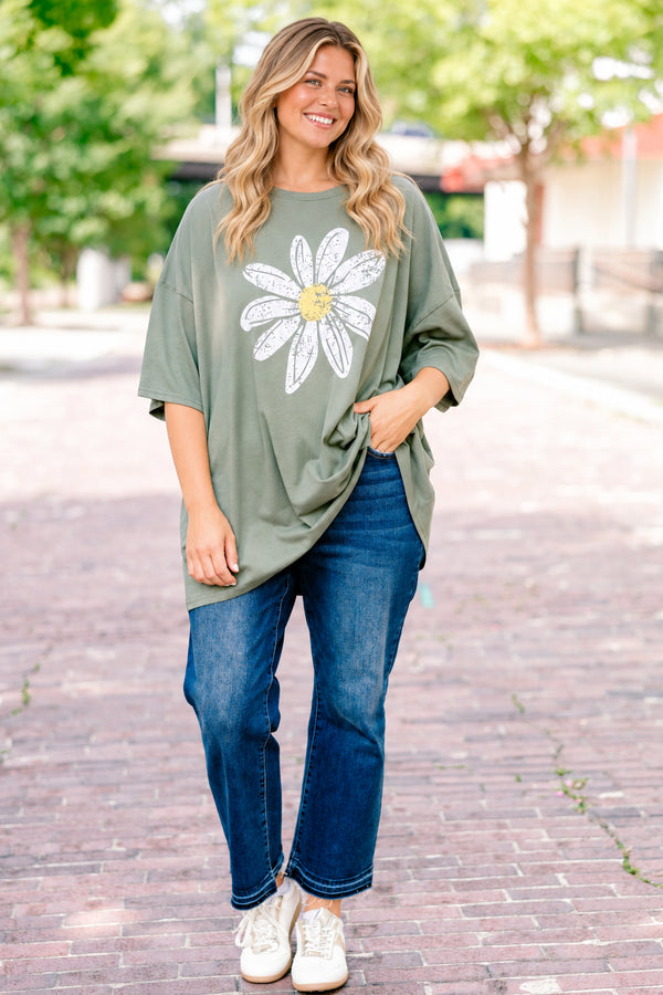 Chic Soul plus size clothing, Moss short sleeve graphic tee with a daisy graphic on the center of the shirt  