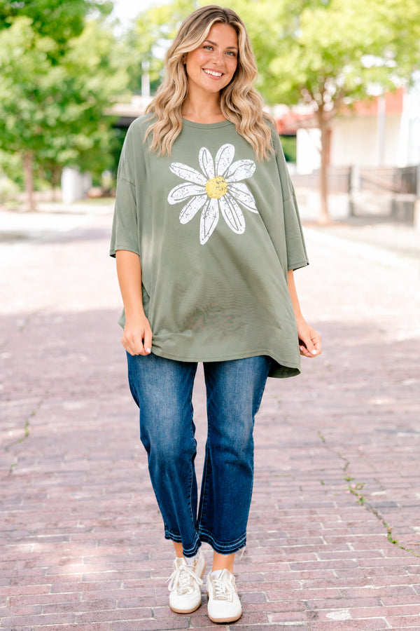 Chic Soul plus size clothing, Moss short sleeve graphic tee with a daisy graphic on the center of the shirt  