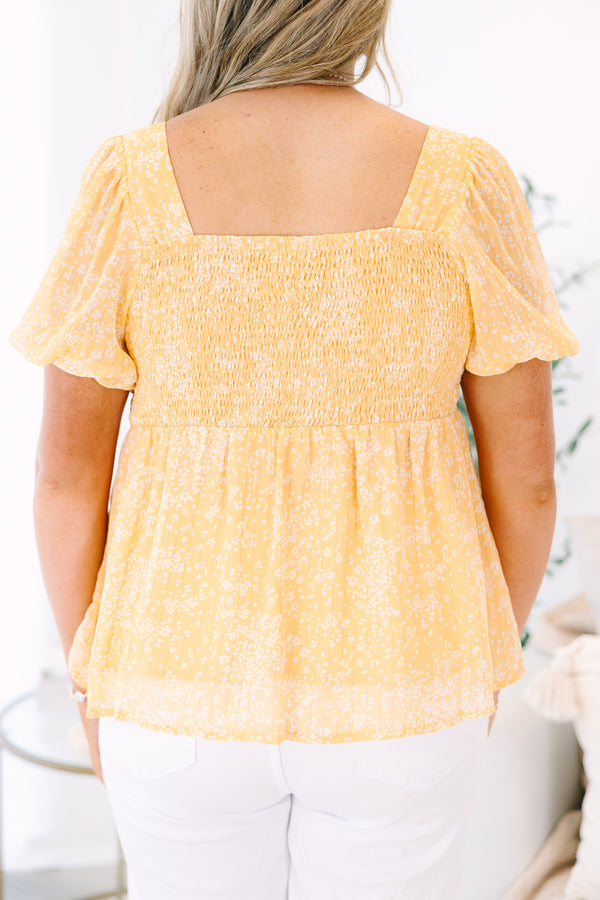Plus Size yellow floral babydoll top with a sweetheart neckline and short puff sleeves.