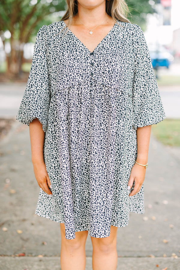 Plus size dress in brown leopard print with a flowy fit and v-neckline.