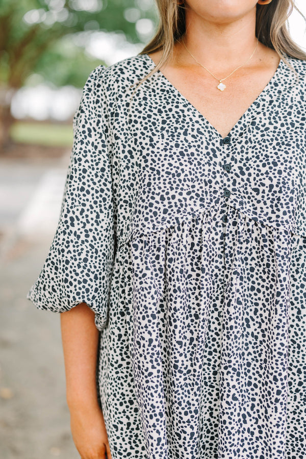 Plus size dress in brown leopard print with a flowy fit and v-neckline.
