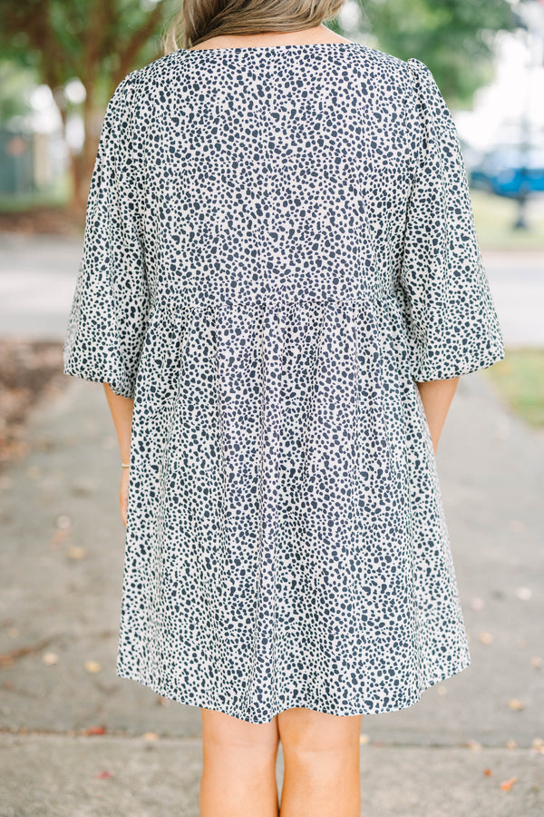 Plus size dress in brown leopard print with a flowy fit and v-neckline.
