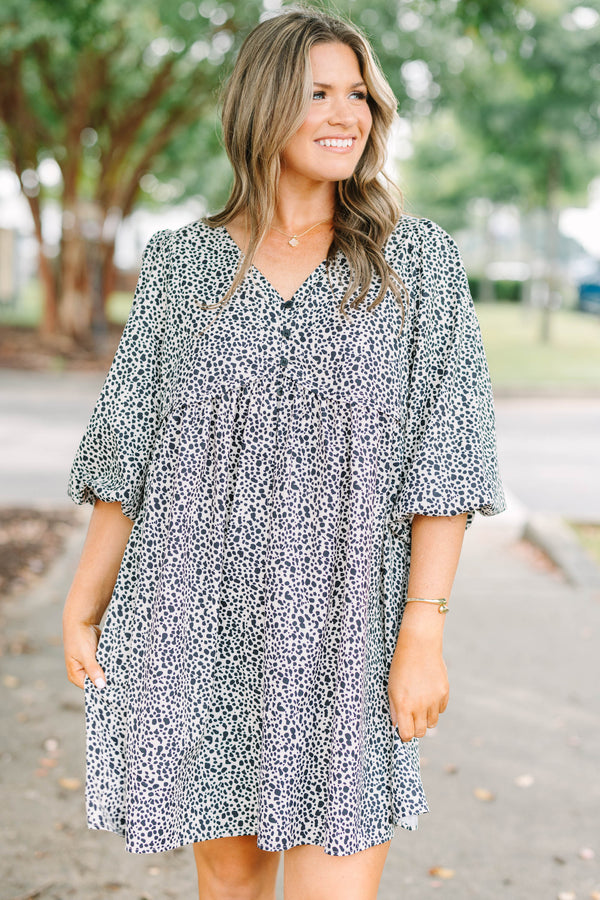 Plus size dress in brown leopard print with a flowy fit and v-neckline.
