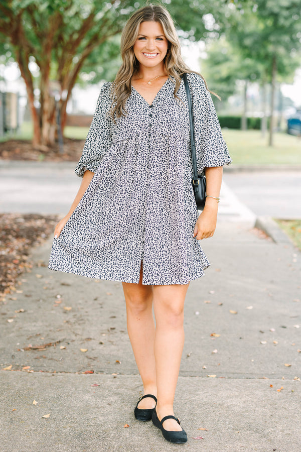 Plus size dress in brown leopard print with a flowy fit and v-neckline.