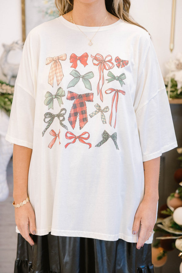 Chic Soul plus size clothing, off white short sleeve oversized boyfriend graphic tee with different Christmas style bows in red and green 