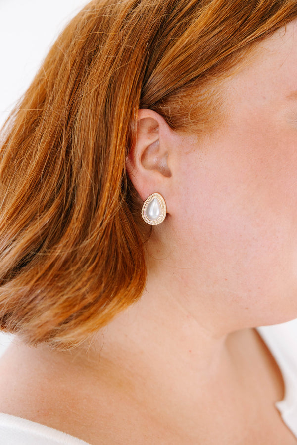 Plus Size teardrop-shaped cream pearl stud earrings with a textured gold-tone border.