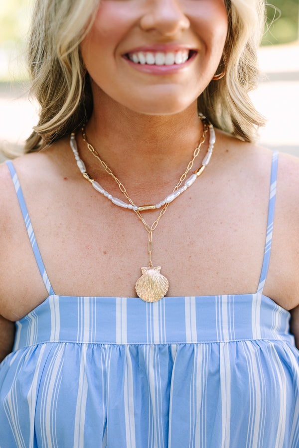 Plus Size gold layered necklace featuring a delicate chain and a shell-shaped pendant.