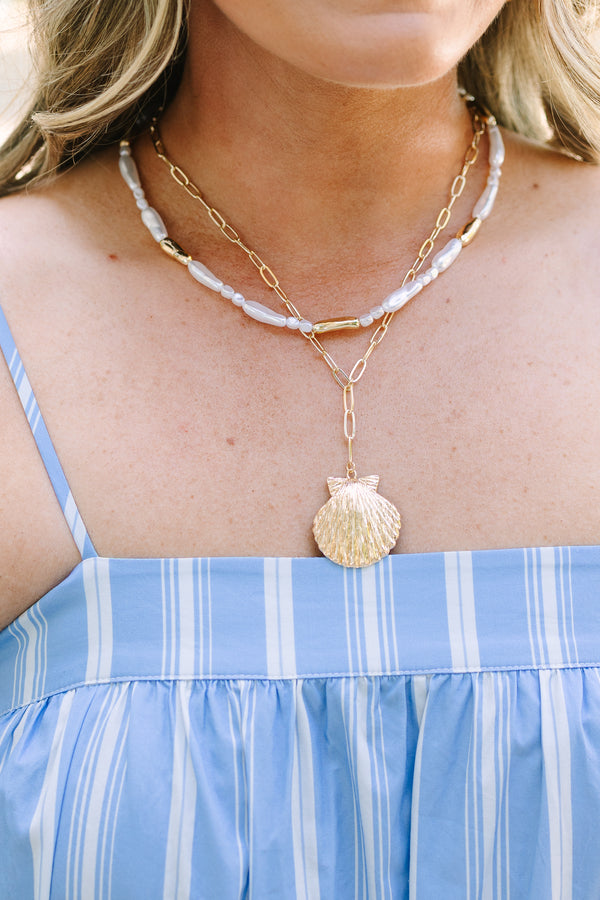 Plus Size gold layered necklace featuring a delicate chain and a shell-shaped pendant.