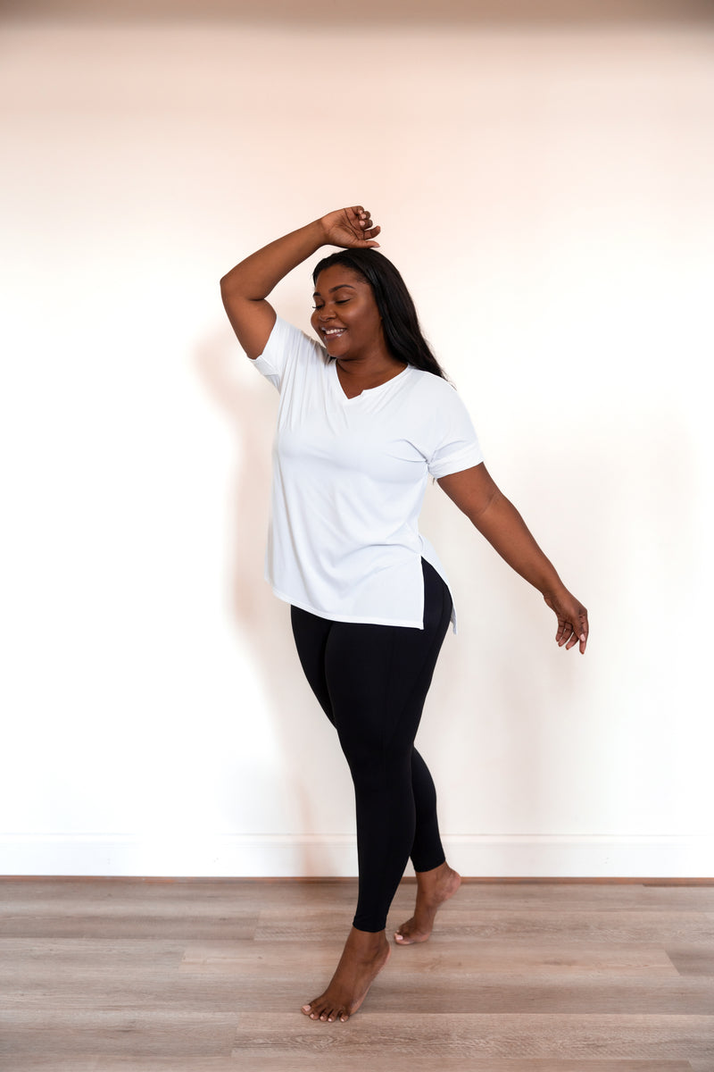 Comfy Travels Top, Performance White – Chic Soul